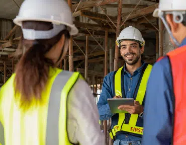 Ingénieurs en discussion sur un chantier