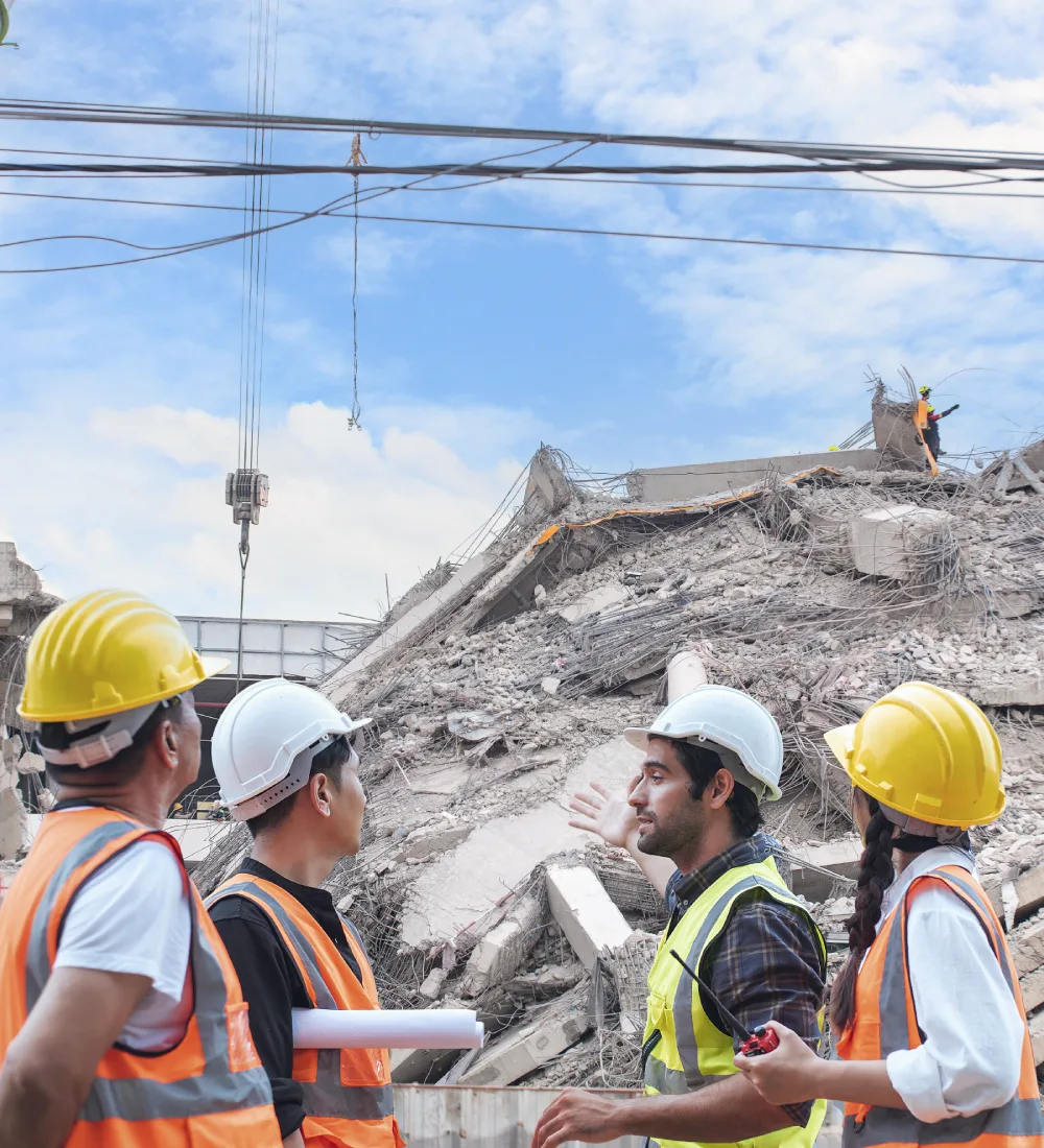Ingénieurs inspectant des débris de bâtiment