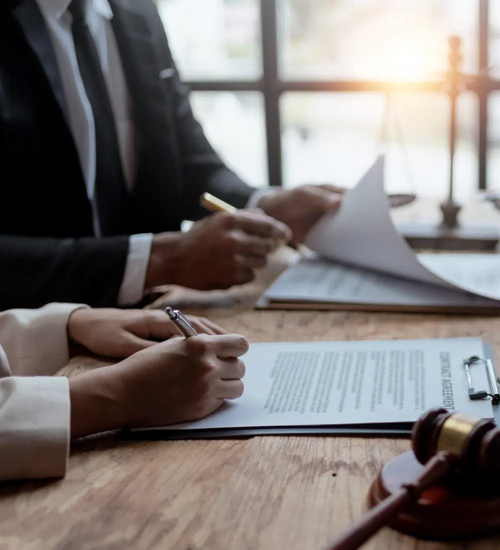 Personnes signant un contrat