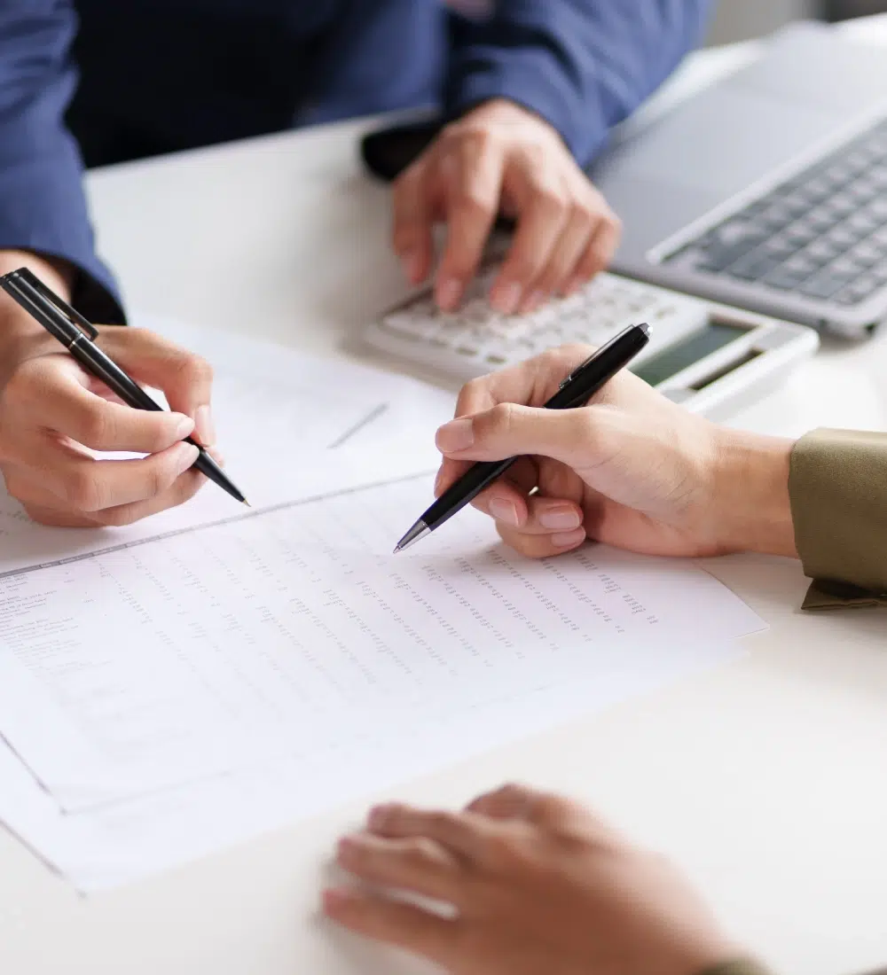 Personnes travaillant sur des documents