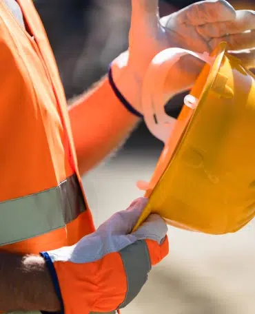 Personne avec un casque de sécurité jaune