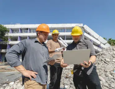 Ingénieurs sur un site de construction