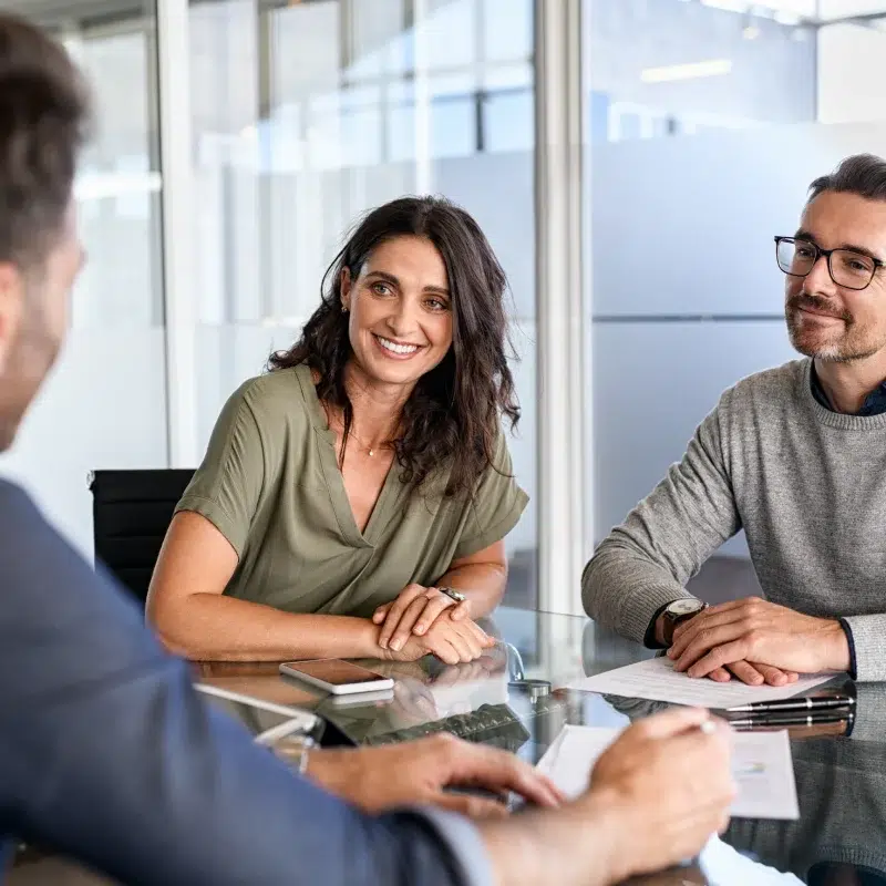 Réunion professionnelle avec trois personnes